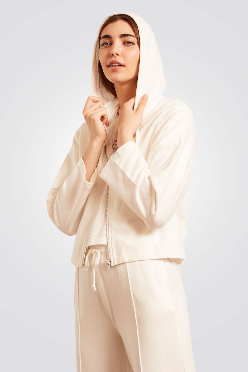 עליונית פנאי CURT עם קפוצ'ון בצבע שמנת