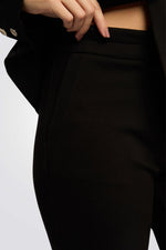 מכנסיים מחויטים גזרת Slim בצבע שחור