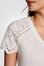 טישירט בצבע לבן עם שרוולים רקומים 