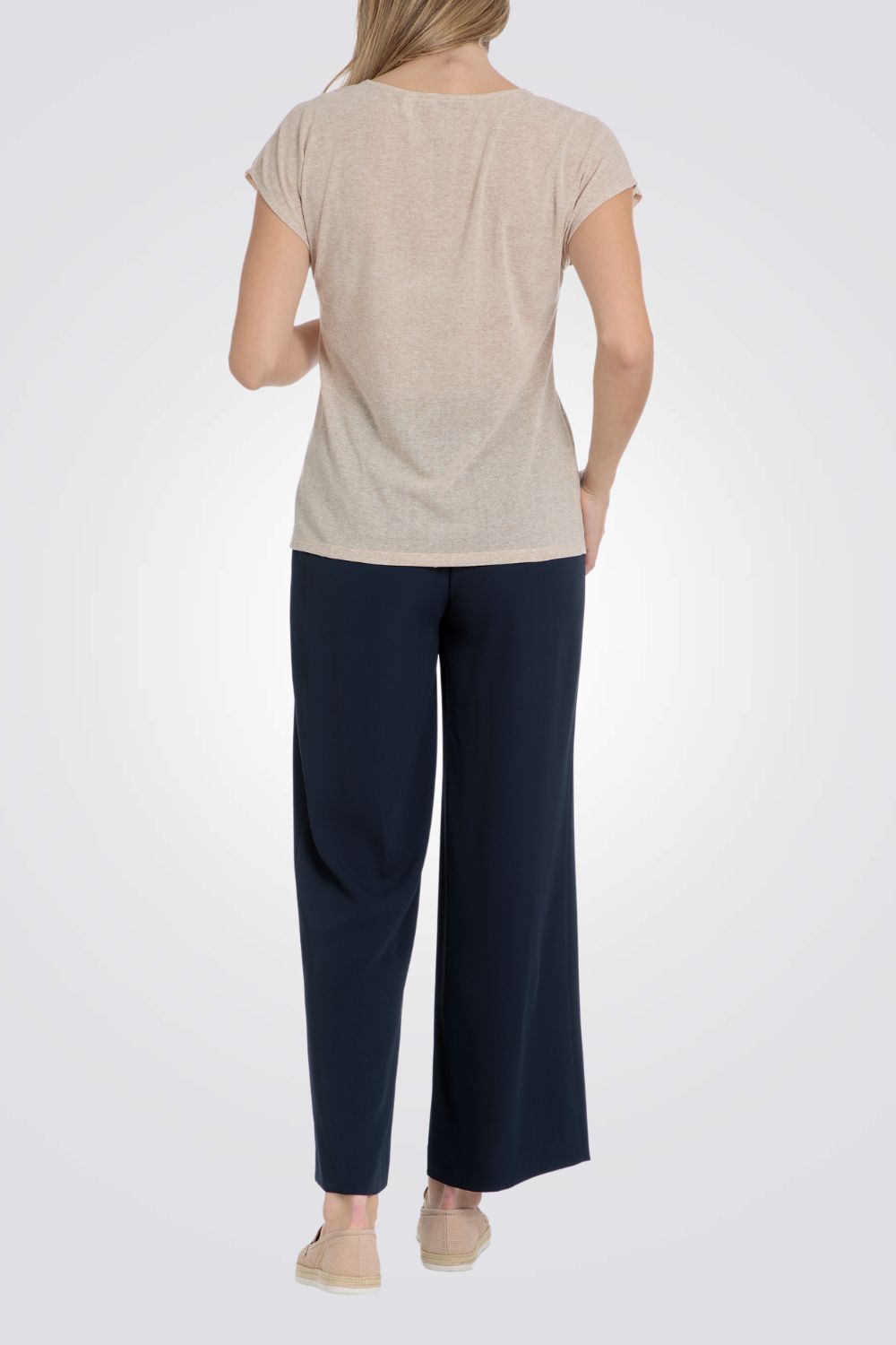 טישירט בצבע בז' הדפס בחזית