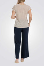 טישירט בצבע בז' הדפס בחזית