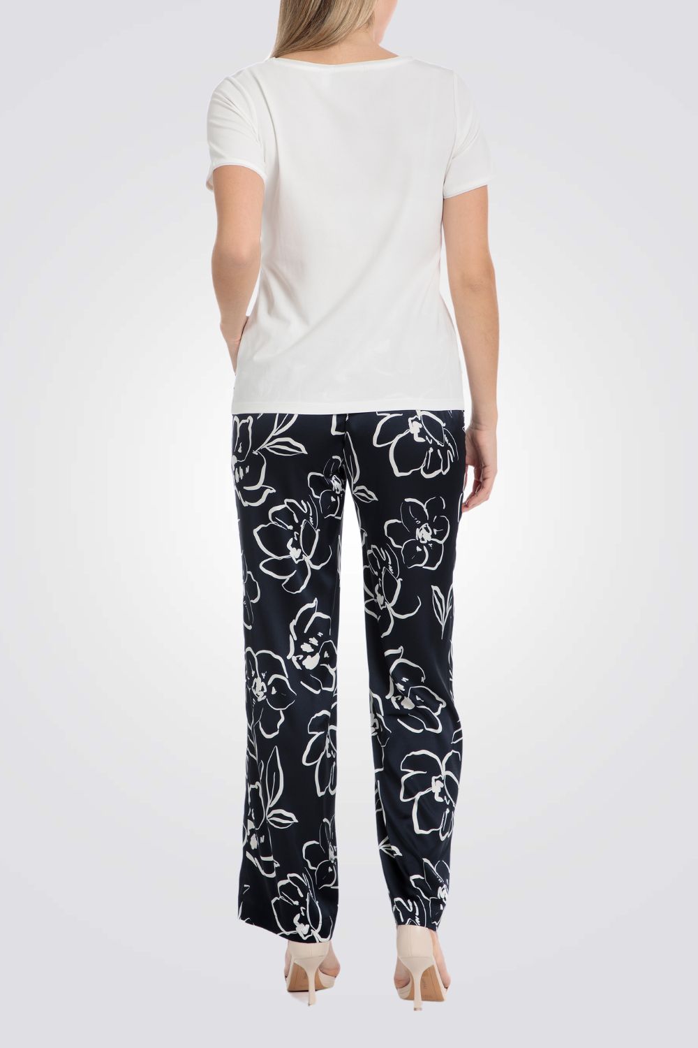 טישירט בצבע לבן רקמה פרחונית