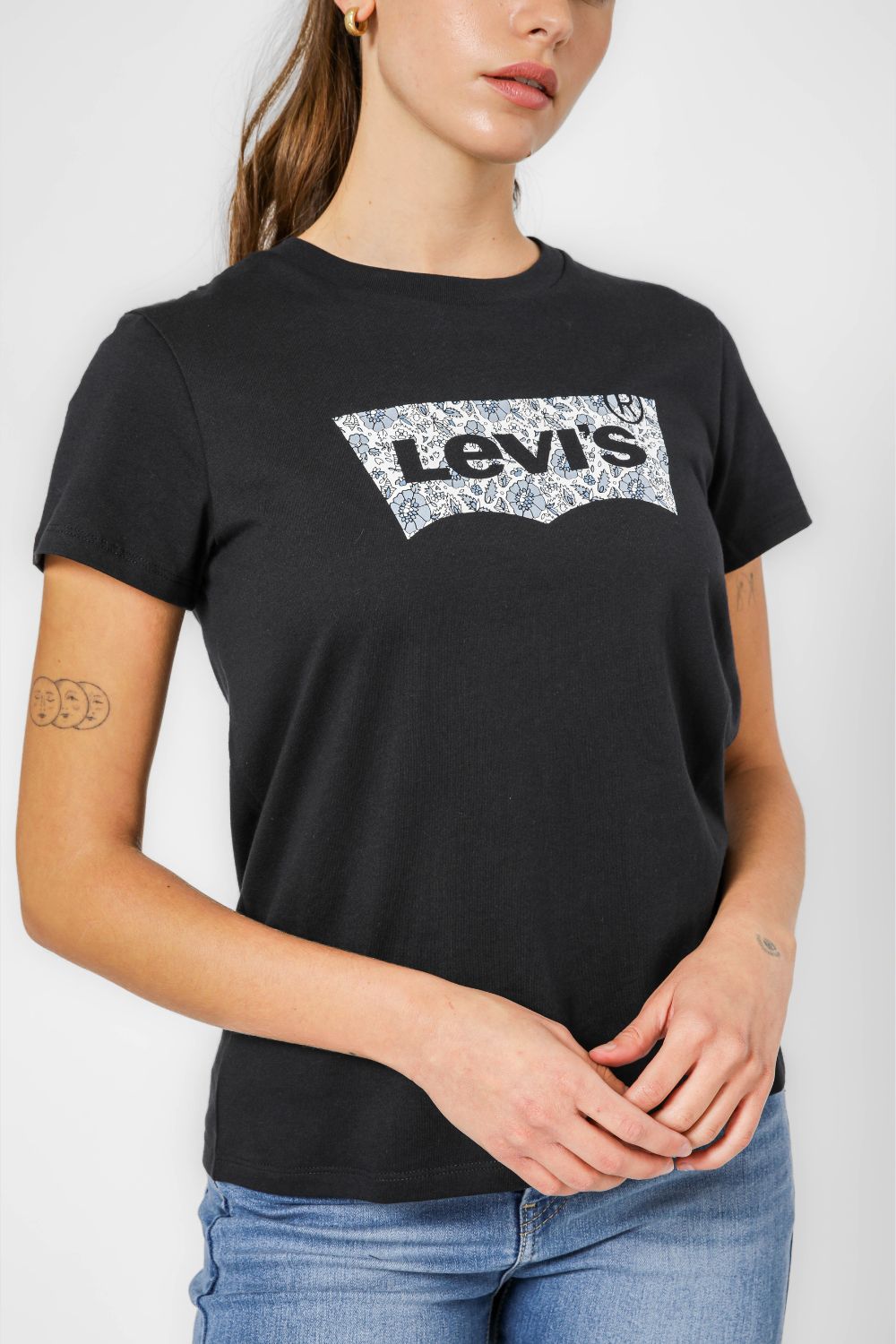 טישירט בצבע שחור הדפס לוגו פרחוני בחזית