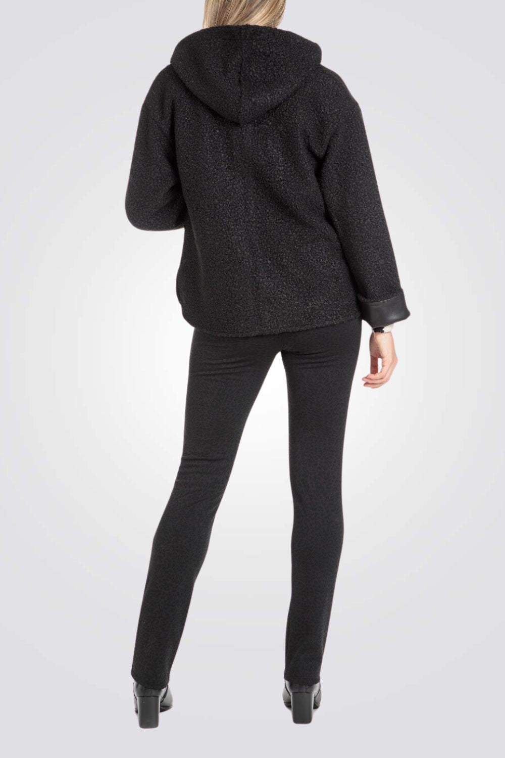 ג'קט בצבע שחור עם כובע קפוצ'ון