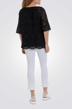 חולצה עם עיטורי רקמה בצבע שחור