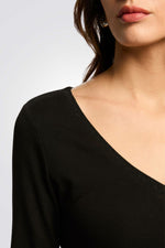 טישירט שרווך ארוך צווארון וי בצבע שחור