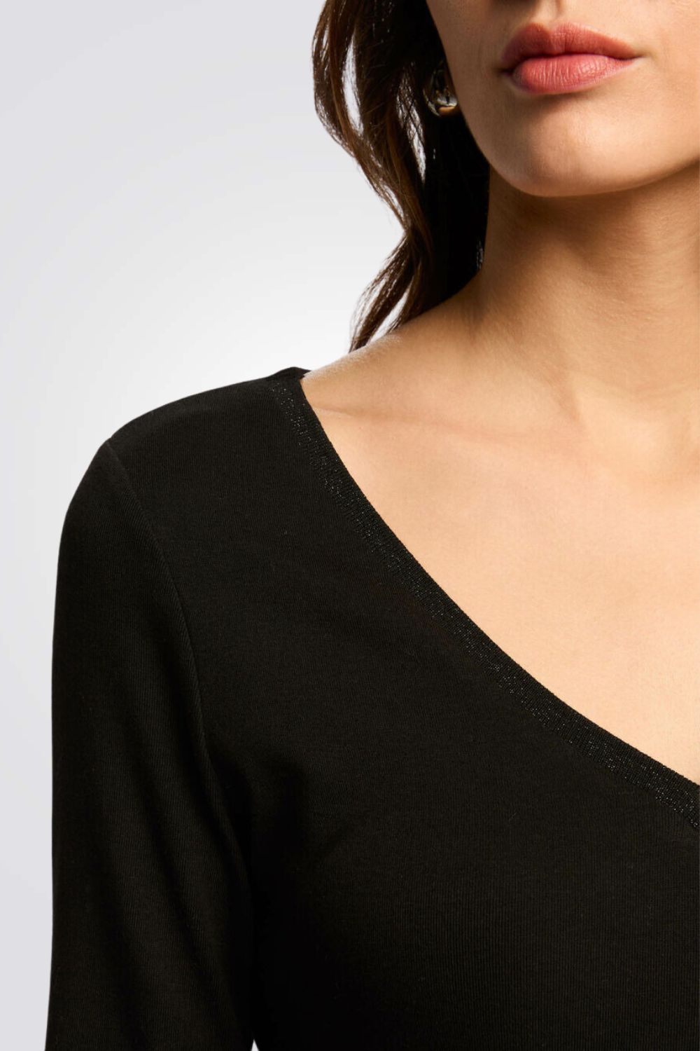 טישירט שרווך ארוך צווארון וי בצבע שחור