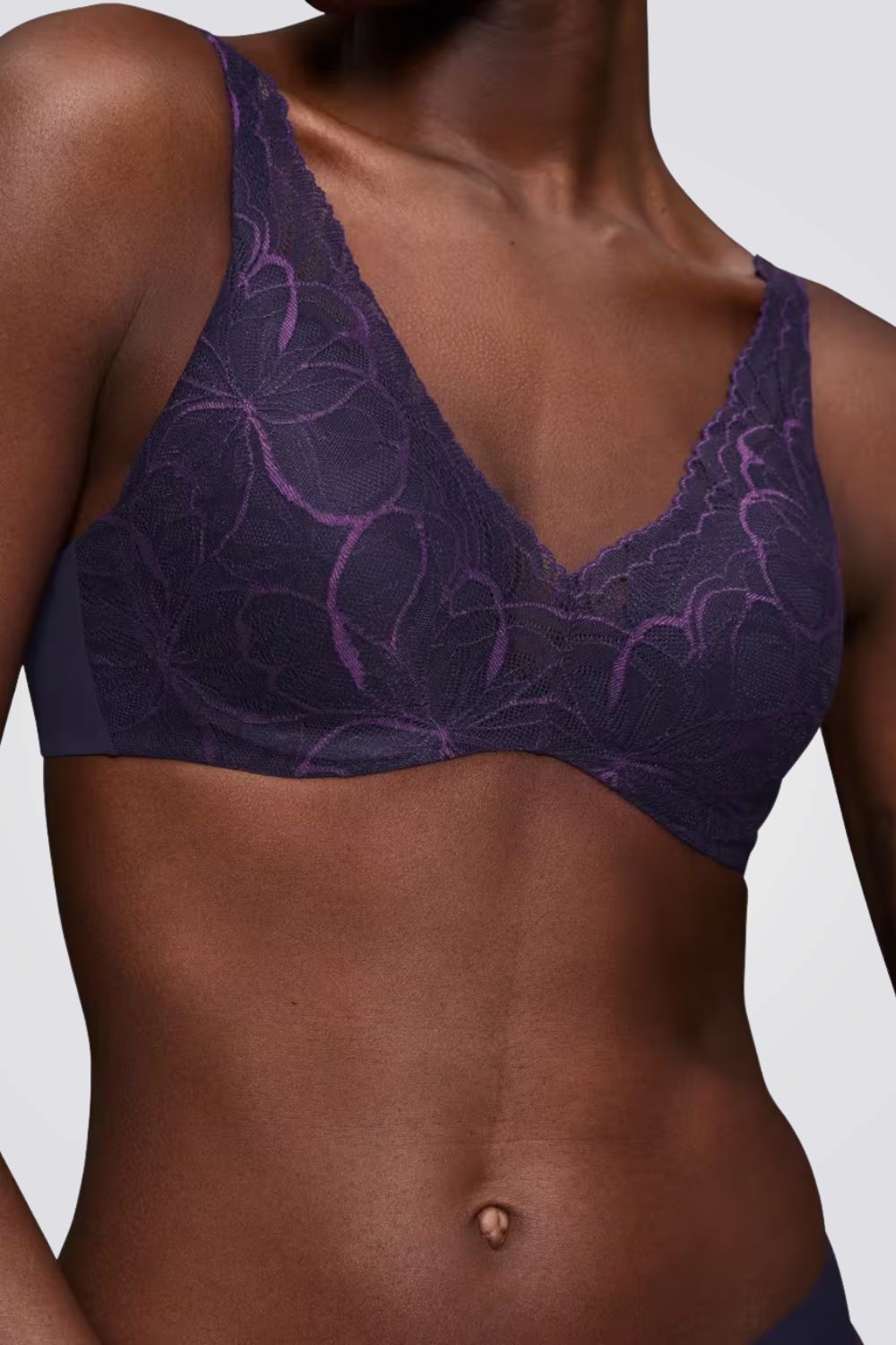 חזיית תחרה מרופדת עם מחשוף עמוק | טריומף