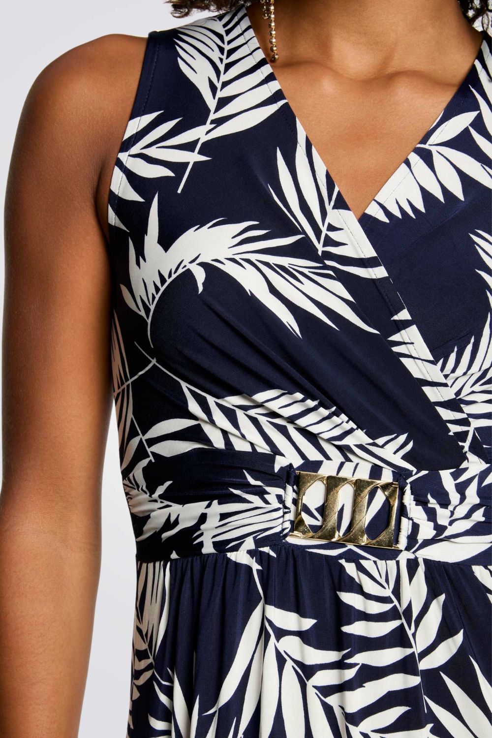 שמלת מעטפת מקסי הדפס עלים בצבע כחול כהה/לבן