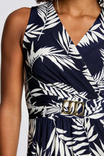 שמלת מעטפת מקסי הדפס עלים בצבע כחול כהה/לבן