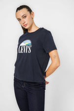 טישירט בצבע נייבי הדפס גרפי בחזית