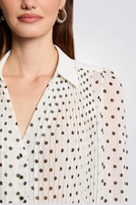 חולצה מכופתרת פליסה מנוקדת בצבע אופוויט