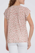 חולצת טישרט פרחונית נעימה
