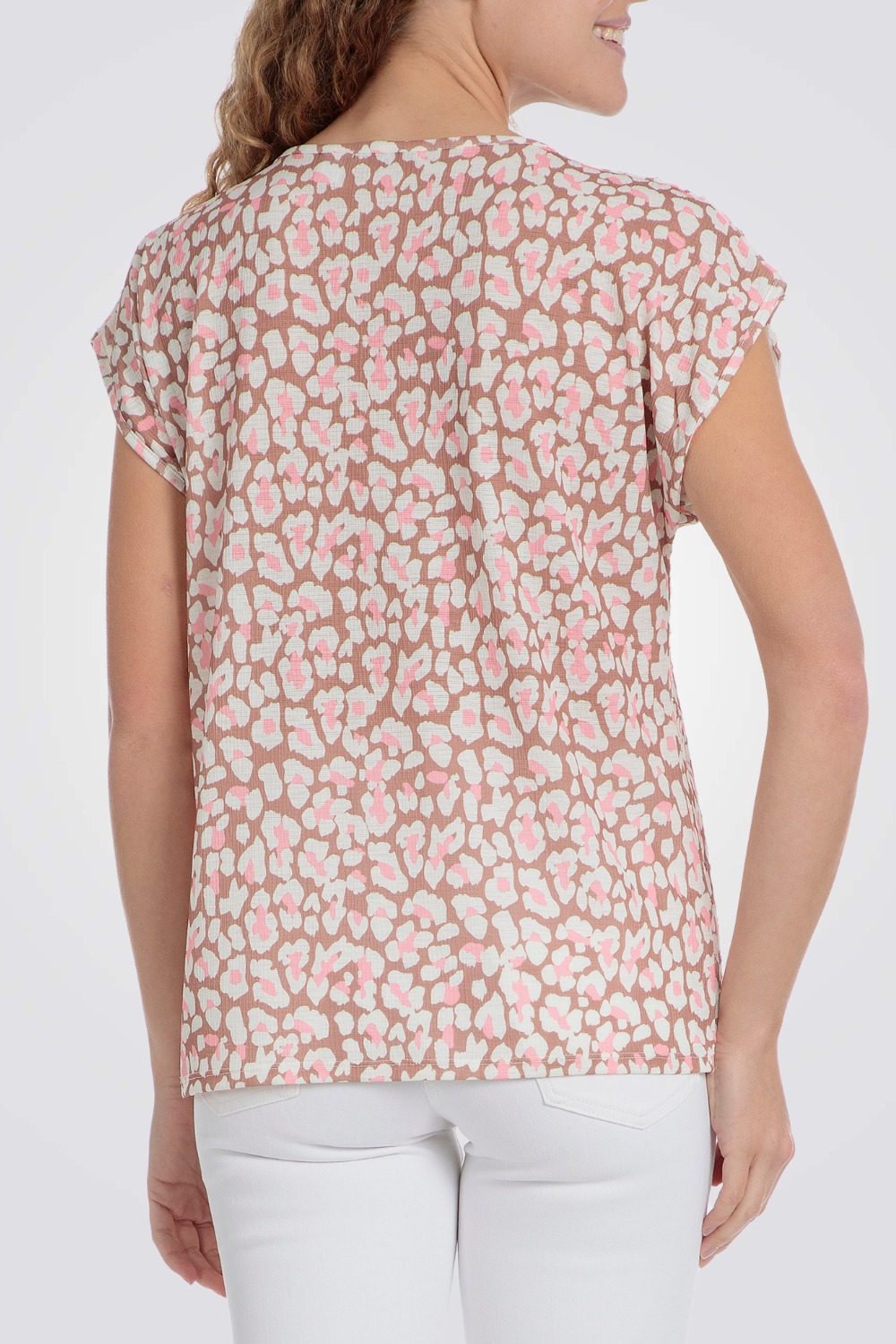 חולצת טישרט פרחונית נעימה
