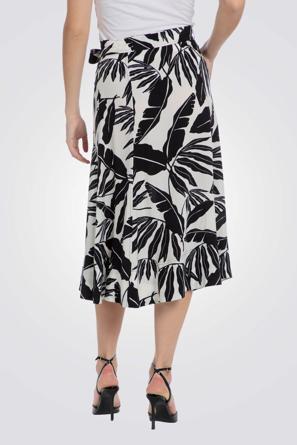 חצאית הדפס עלים בצבע לבן/שחור
