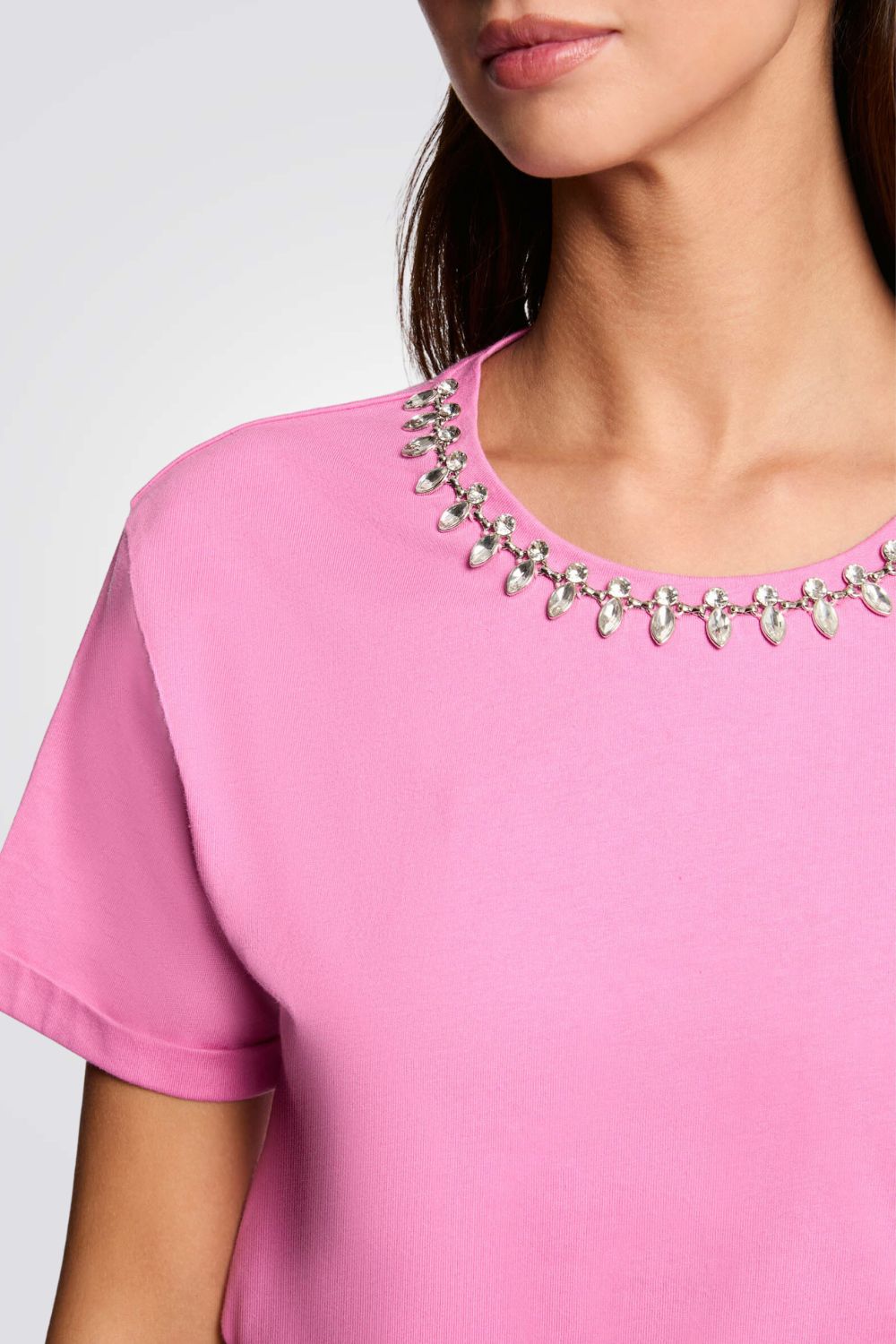 טישירט בצבע ורוד עיטור תכשיט