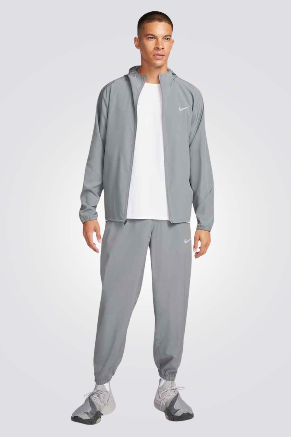 מעיל רב תכליתי עם קפוצ'ון בצבע אפור לגברים | נייקי