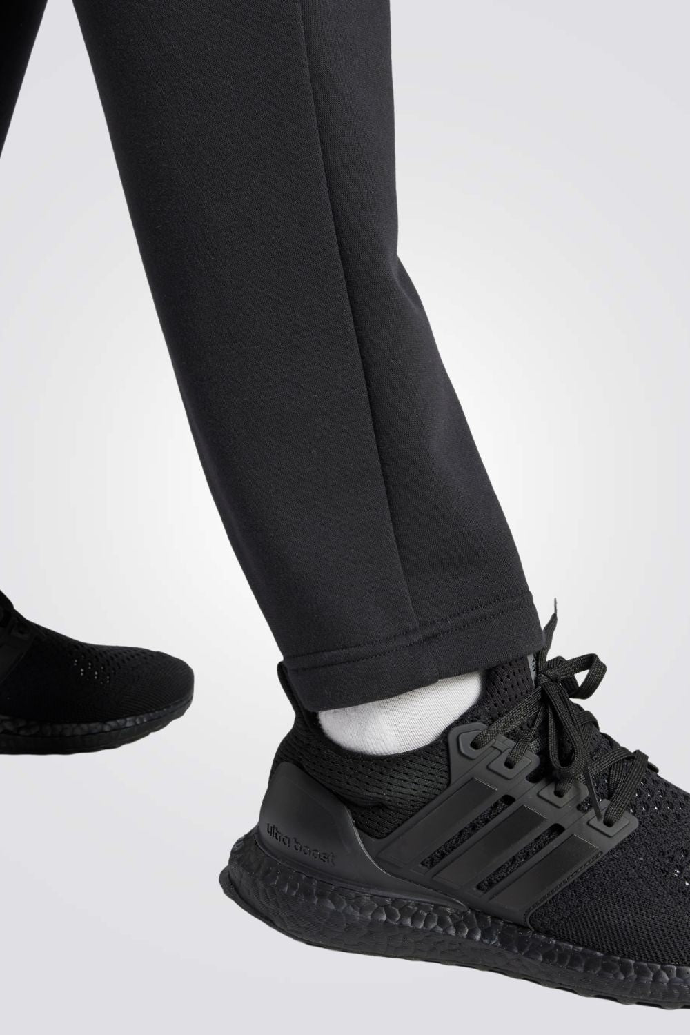 מכנסי טרנינג ארוכים בצבע שחור