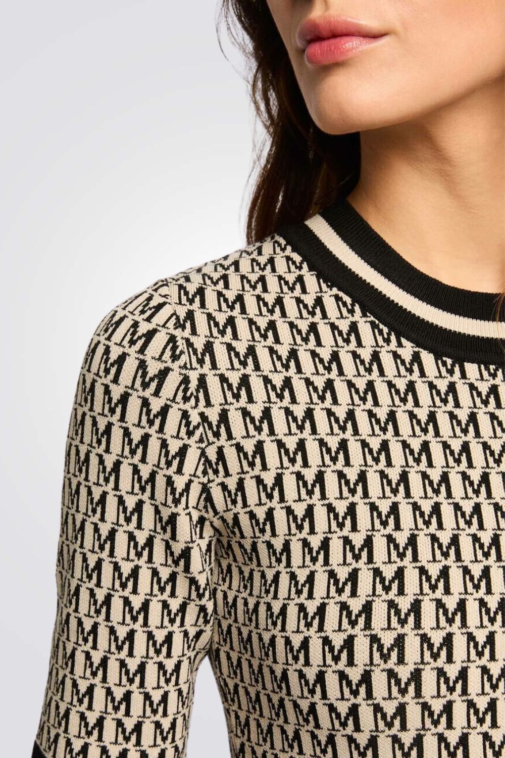 שמלת סריג קצרה בצבעי שחור/בז'