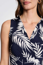 טופ הדפס עלים בצבע נייבי/לבן