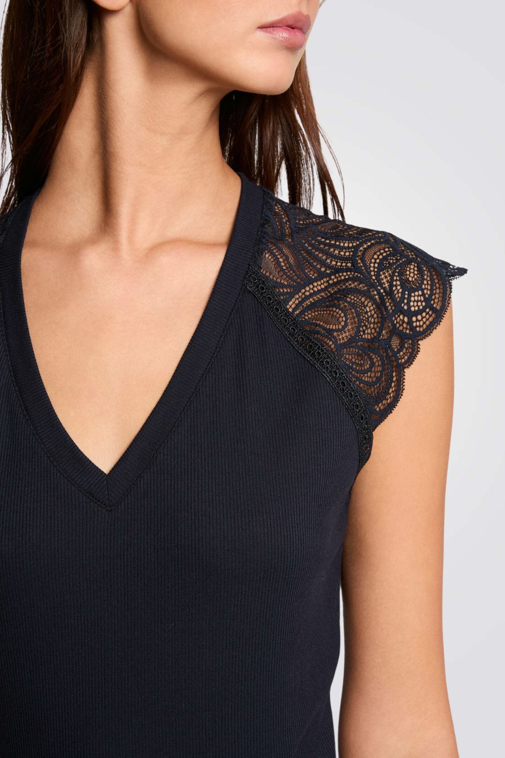 טישירט כתפיות תחרה צווארון וי בצבע נייבי