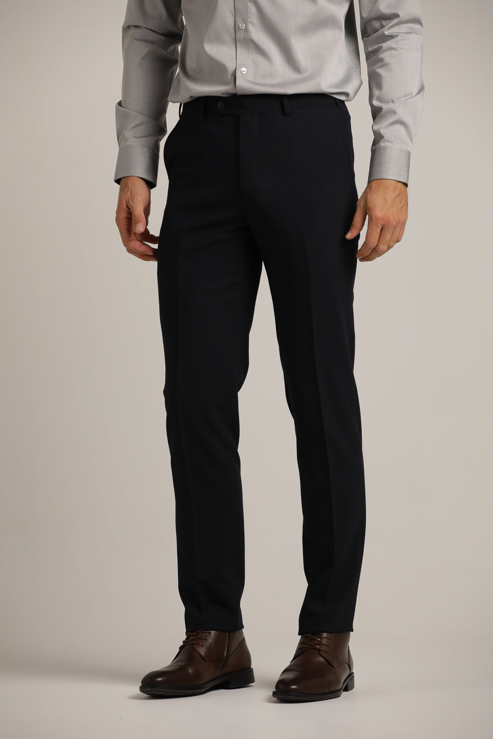 מכנסיים ארוכים בגזרה מחויטת | קנת קול