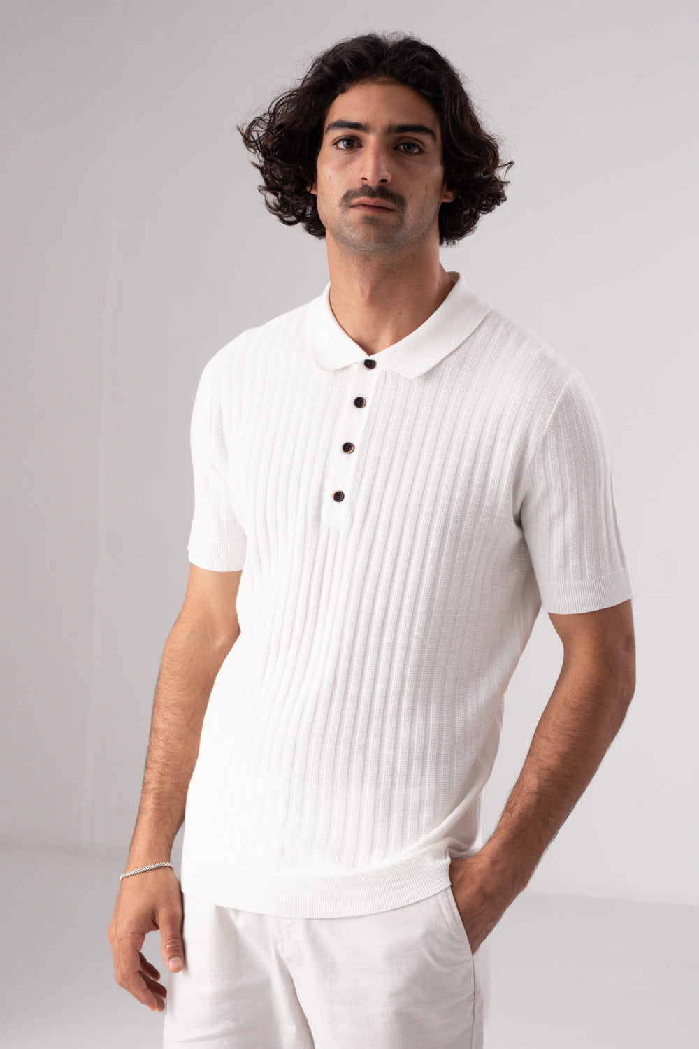 סריג פולו דק שרוולים קצרים בצבע אוף וויט