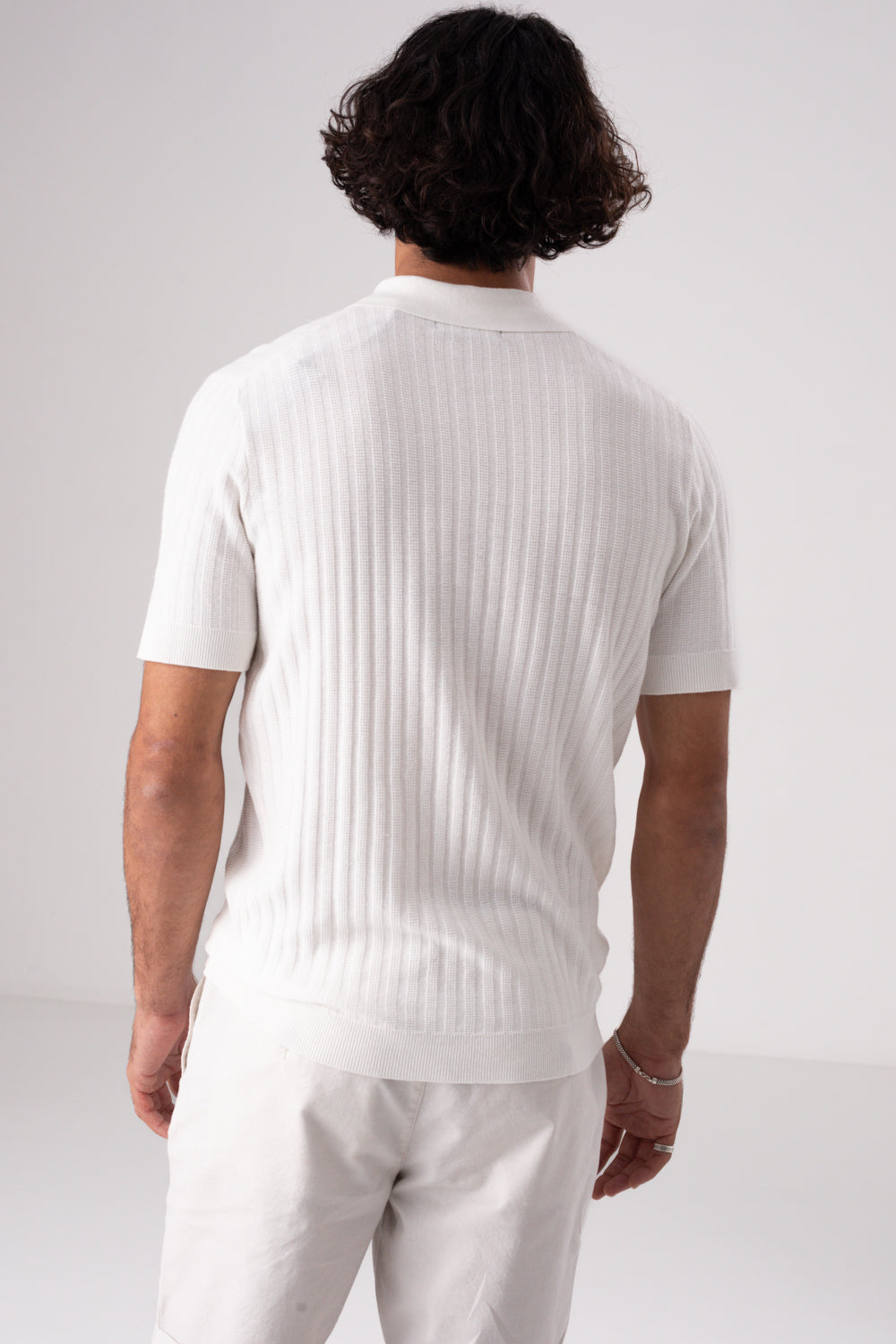 סריג פולו דק שרוולים קצרים בצבע אוף וויט