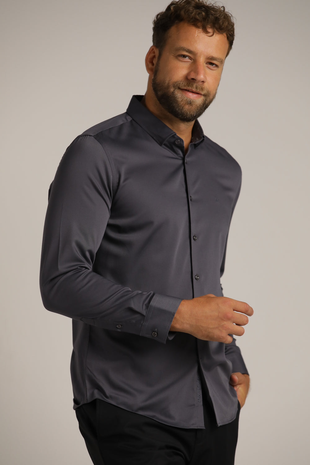 חולצה מכופתרת בגזרת סלים | קנת קול