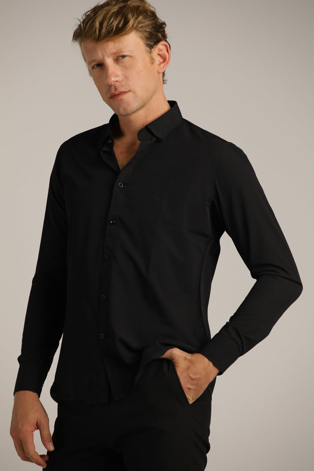 חולצה מכופתרת בגזרת סלים | קנת קול