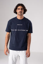 חולצת טי אוברסייז עם הדפס שחמט