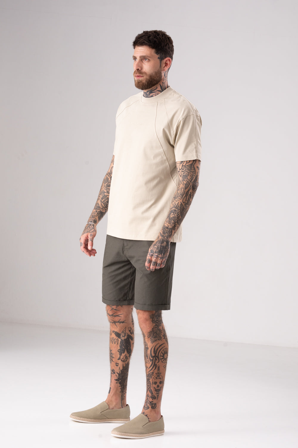 חולצת טי אוברסייז עם חתכים