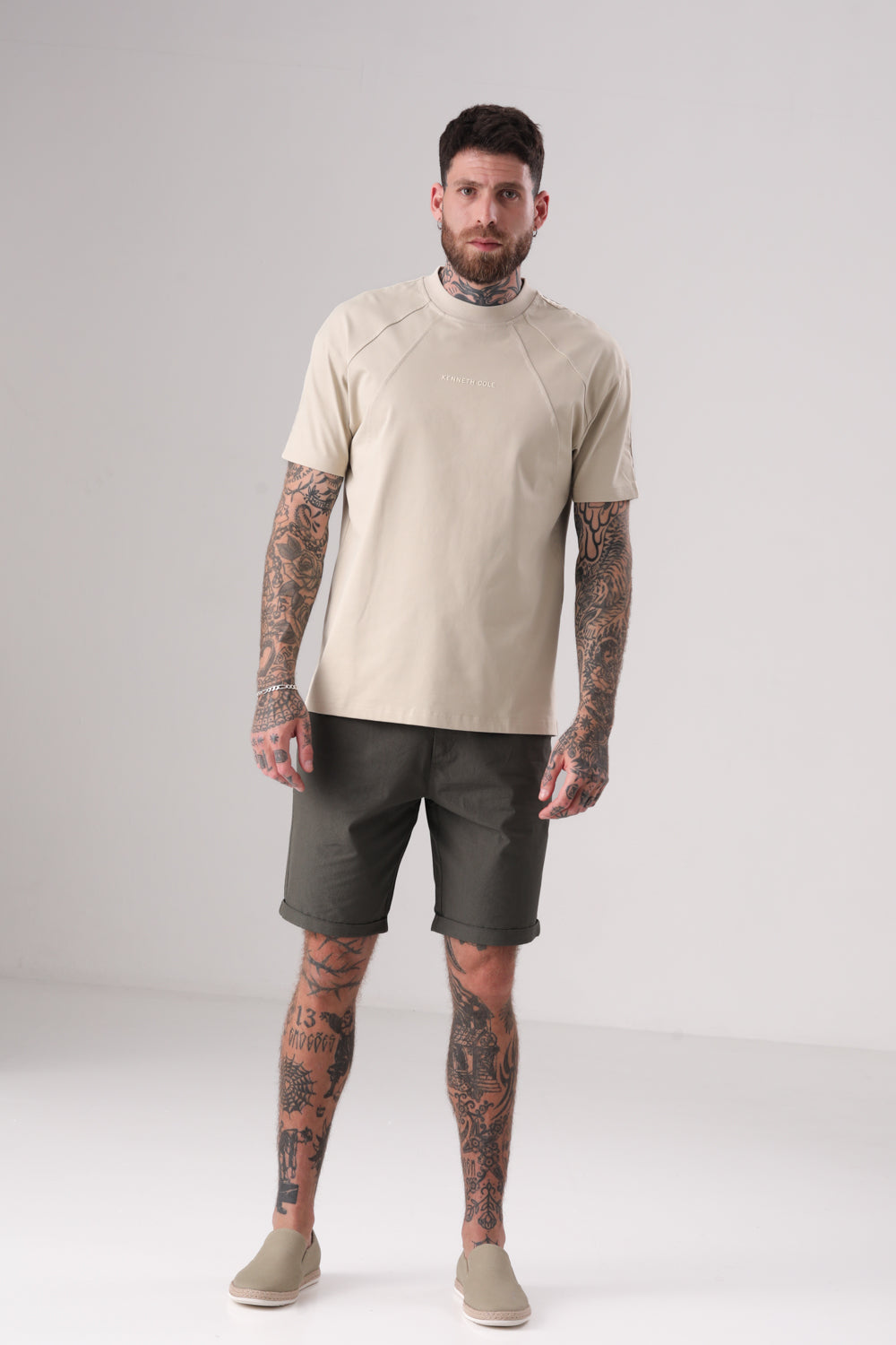 חולצת טי אוברסייז עם חתכים