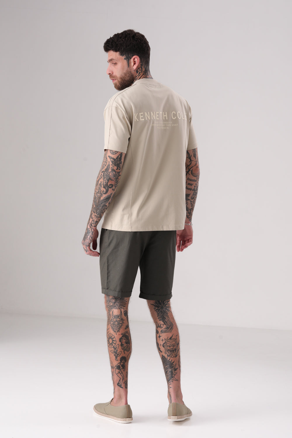 חולצת טי אוברסייז עם חתכים