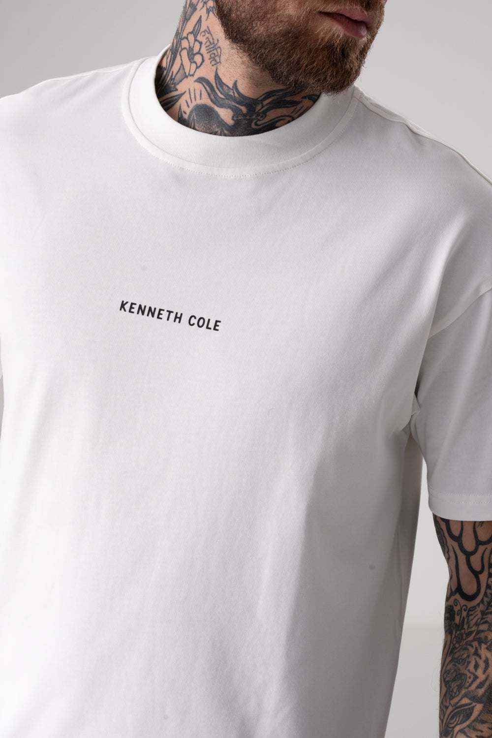 טי אוברסייז עם דפוס נעליים לגברים