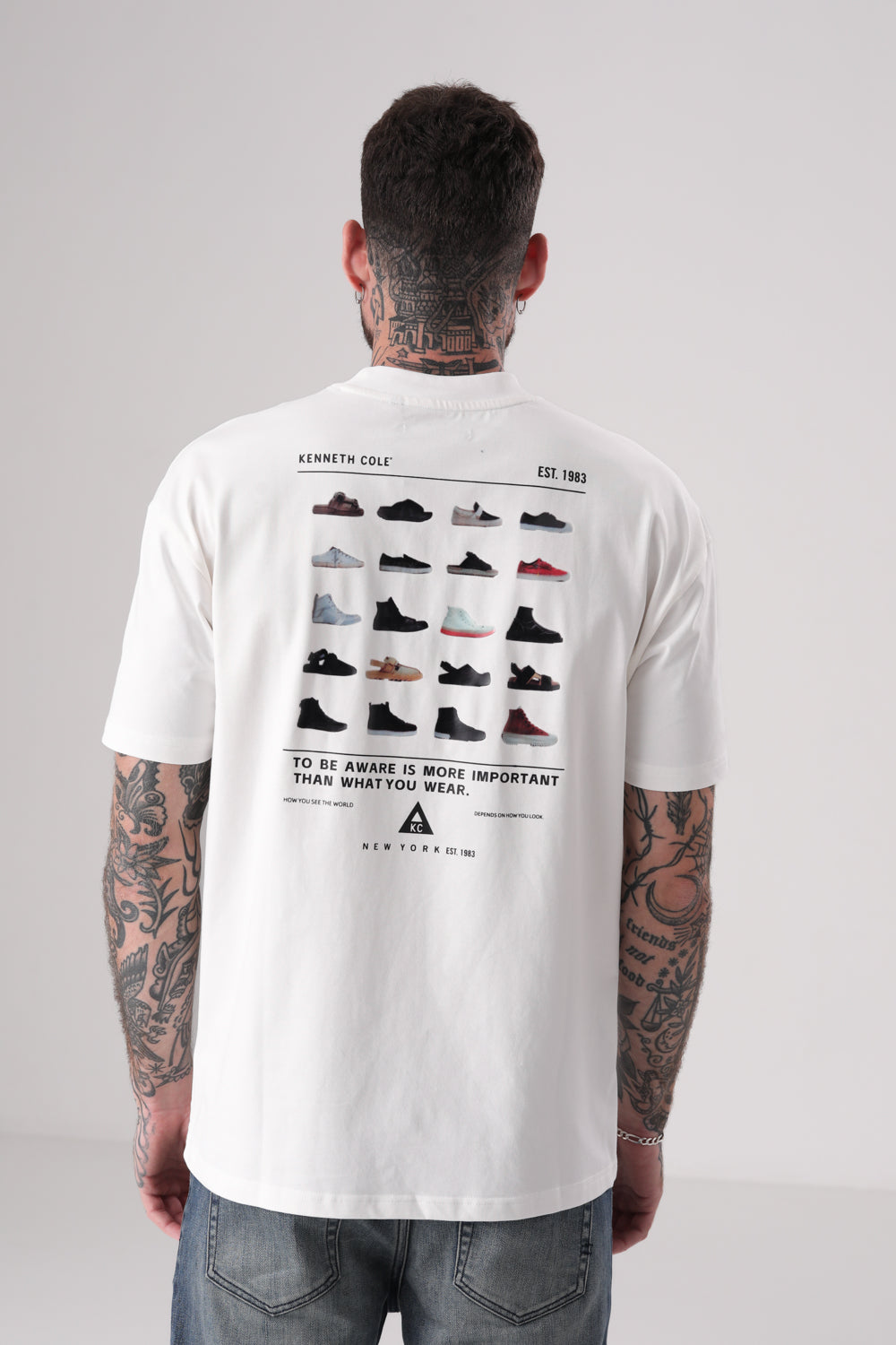 טי אוברסייז עם דפוס נעליים לגברים