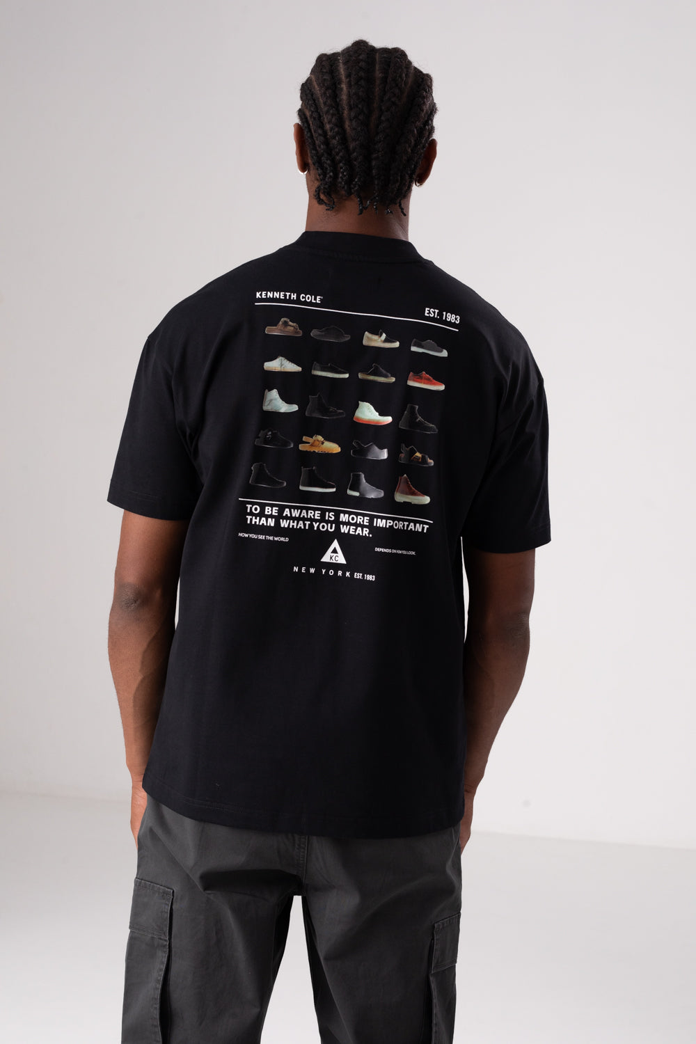 טי אוברסייז עם דפוס נעליים לגברים