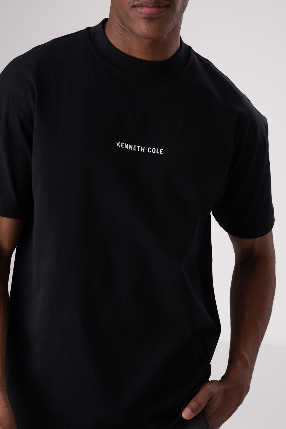 טי אוברסייז עם דפוס נעליים לגברים