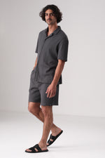 מכנס ברמודה סריג בטקסטורת משבצות