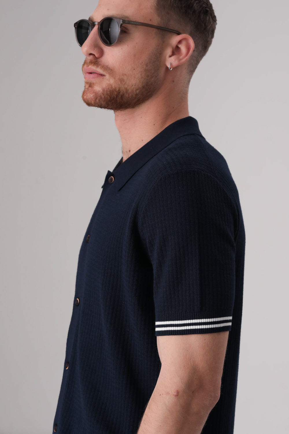 סריג פולו מכופתר דק עם סיומות קונטרסטיות