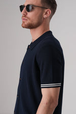 סריג פולו מכופתר דק עם סיומות קונטרסטיות