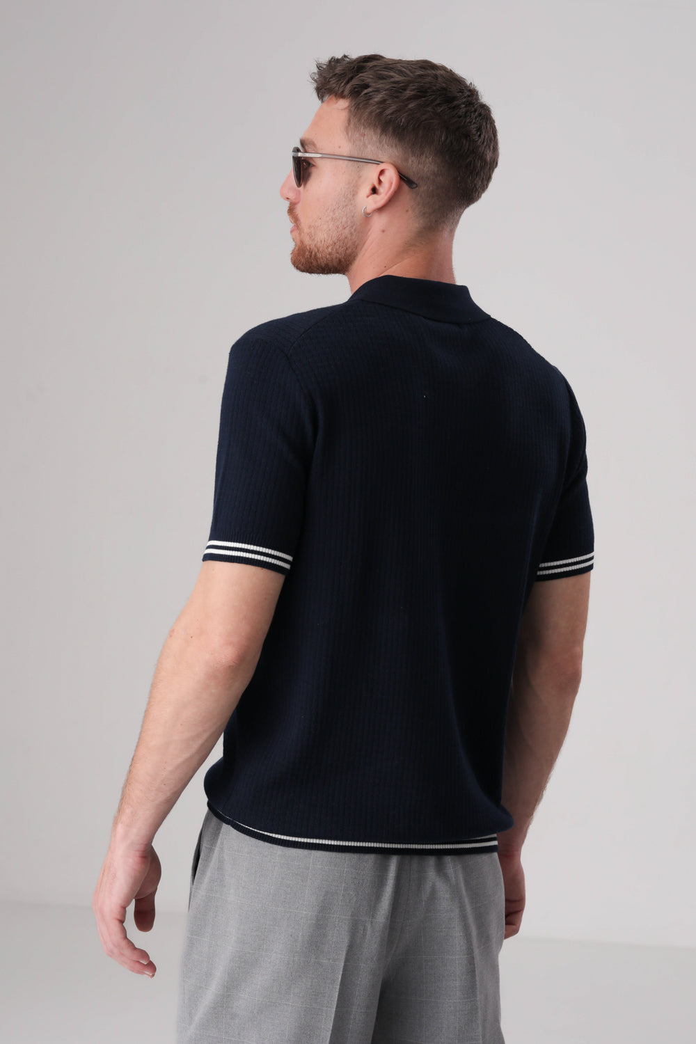 סריג פולו מכופתר דק עם סיומות קונטרסטיות