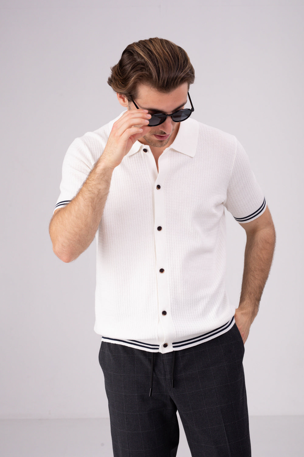 סריג פולו מכופתר דק עם סיומות קונטרסטיות