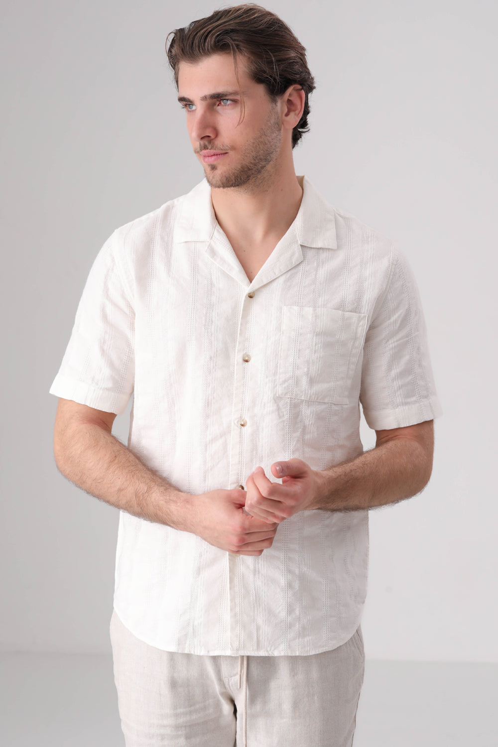 חולצה מכופתרת שרוולים קצרים