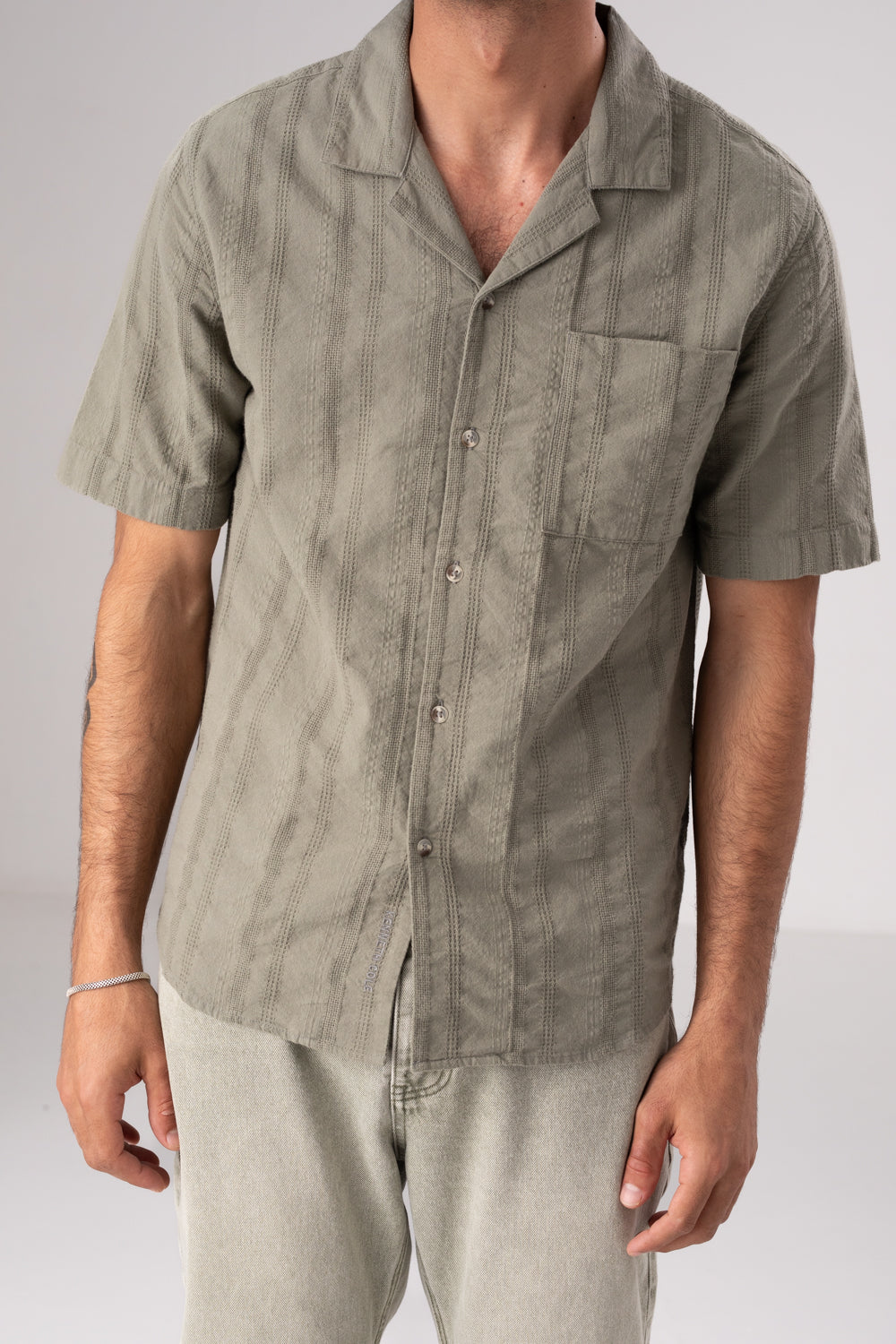 חולצה מכופתרת שרוולים קצרים