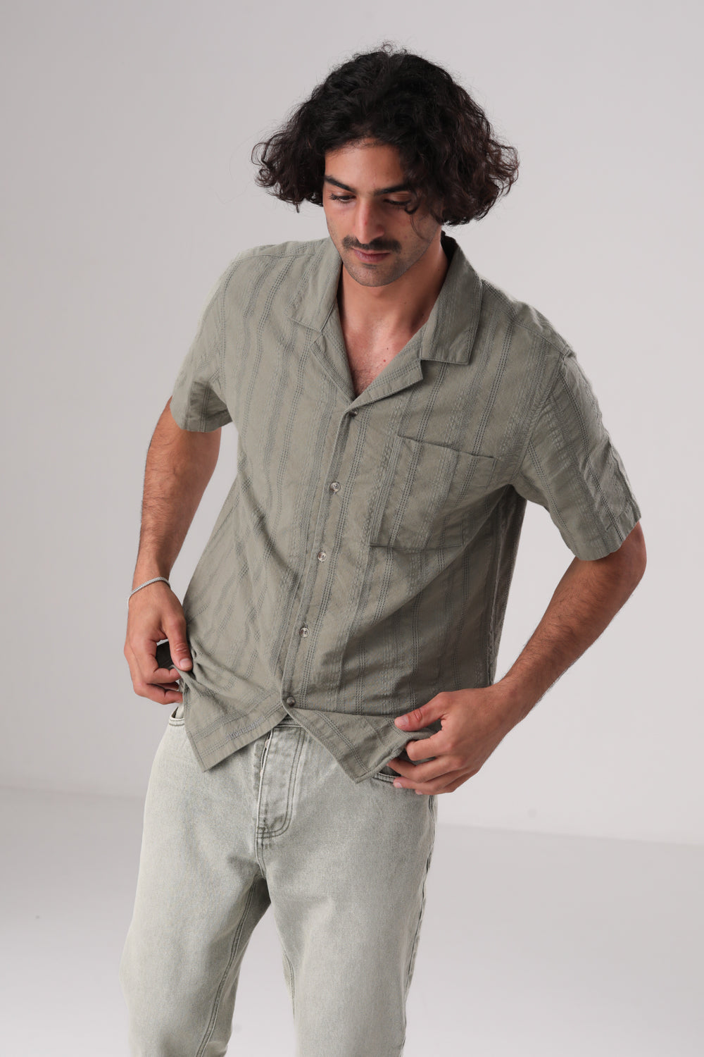 חולצה מכופתרת שרוולים קצרים