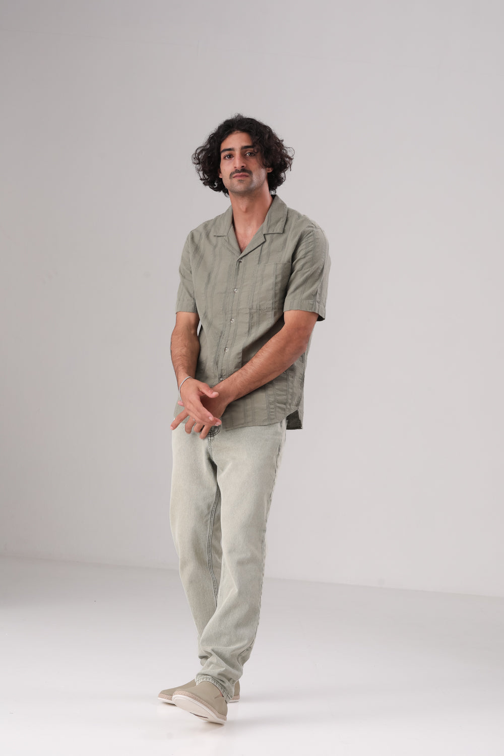 חולצה מכופתרת שרוולים קצרים