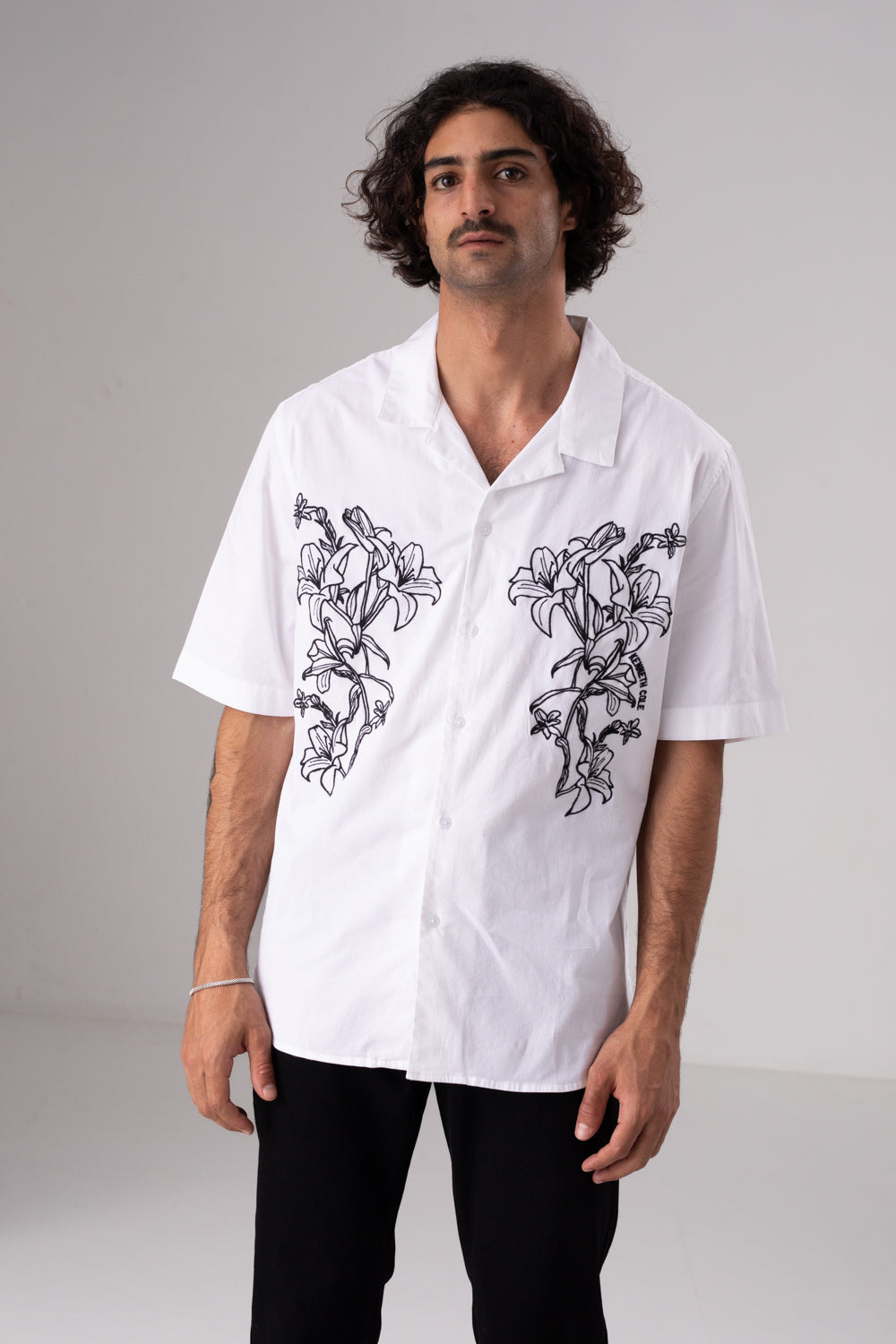 חולצה מכופתרת עם רקמת פרחים