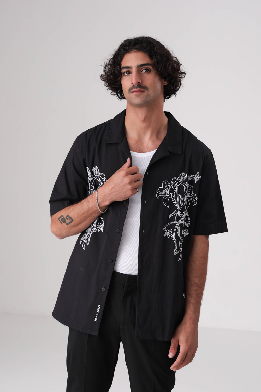 חולצה מכופתרת עם רקמת פרחים