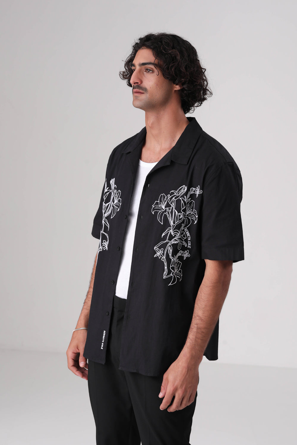 חולצה מכופתרת עם רקמת פרחים